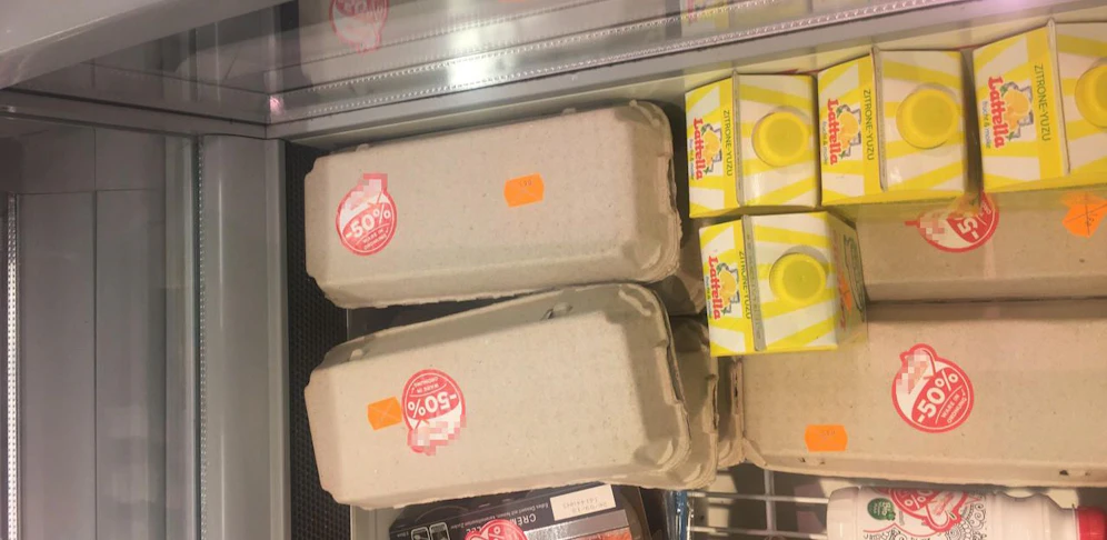Die Eier wurden in grauem Eierkarton angeboten. Lediglich ein Rabatt-Pickerl befand sich auf der Warenverpackung.