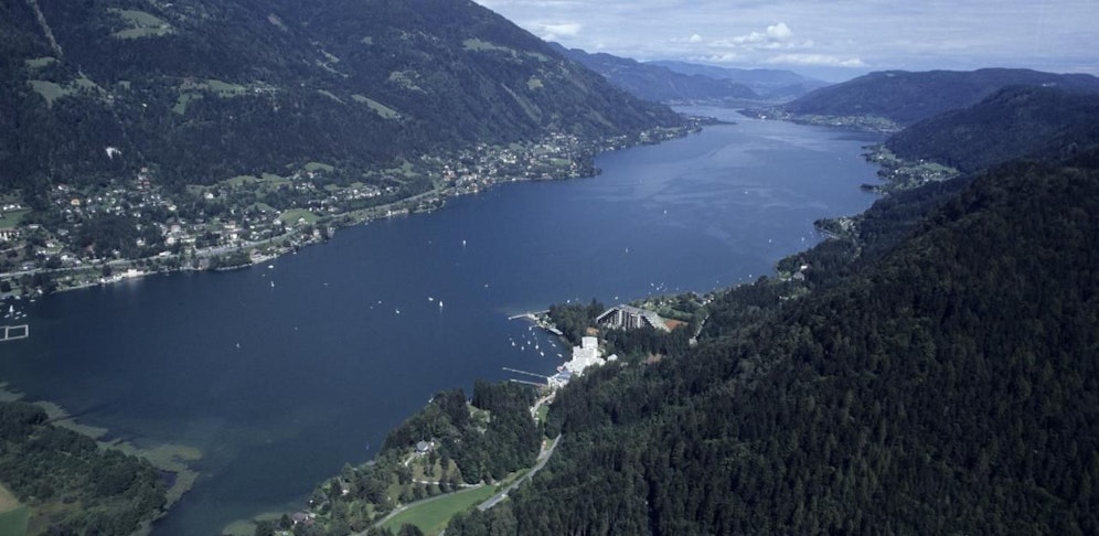 Der Ossiacher See in einer Luftaufnahme.