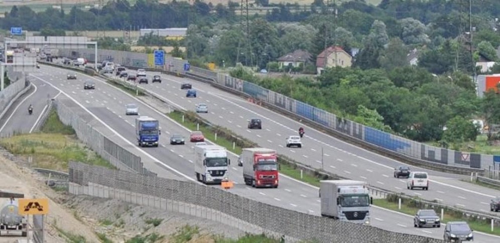 Die Frau setzte ihren Freund auf der Autobahn aus. Kurze Zeit später wurde er überfahren (Symbolbild)