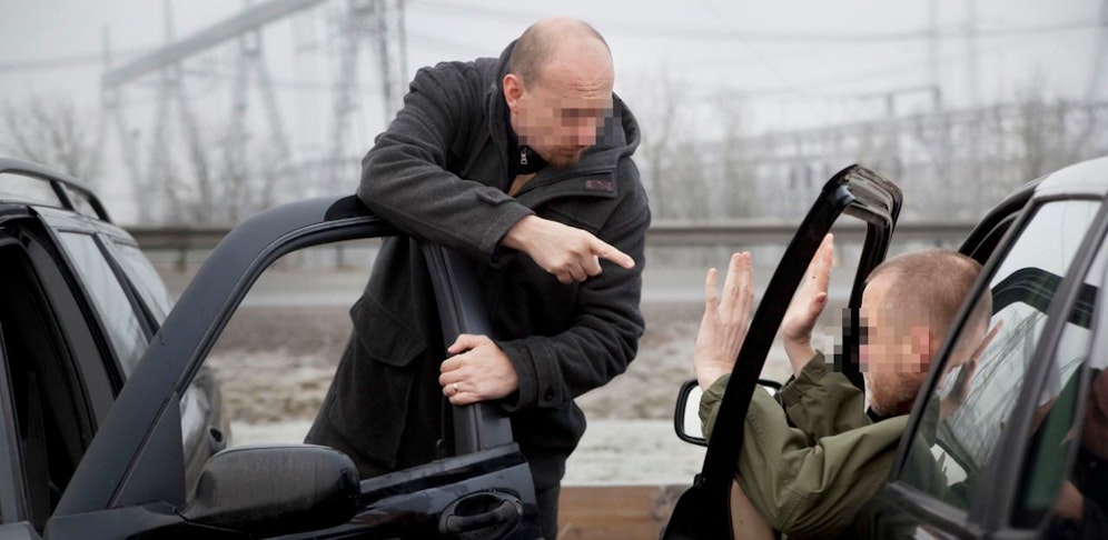 Die beiden Autofahrer prügelten sich am Pannenstreifen.