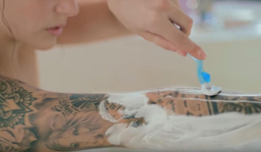 Im neuen Werbespot rasiert sich eine tätowierte Frau rasiert den Unterarm. (Quelle: Gillette)
