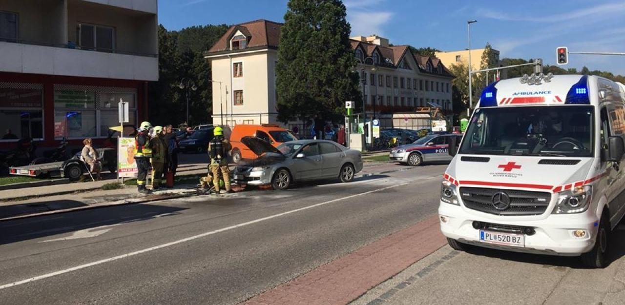 Heute.at - Auto begann nach Unfall im Ortsgebiet zu brennen