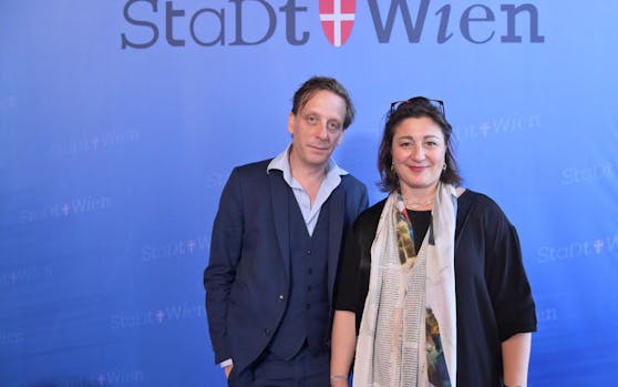 Kay Voges (47), bisher Intendant des Schauspiels Dortmund wird neuer Volkstheater-Direktor. Heute stellte er sich, unterstützt von Kulturstadträtin Veronica Kaup-Hasler (SPÖ, re.) der Öffentlichkeit vor.