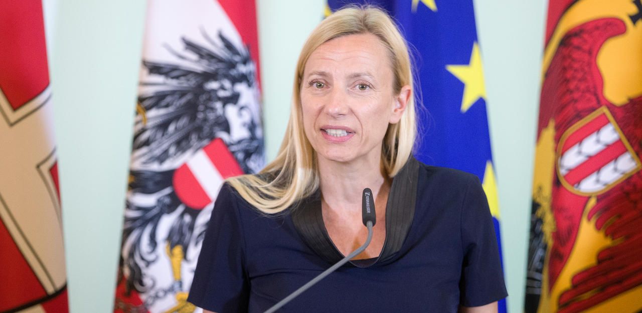 Heute.at - Ministerin führt 3-stelligen Frauen-Notruf ein