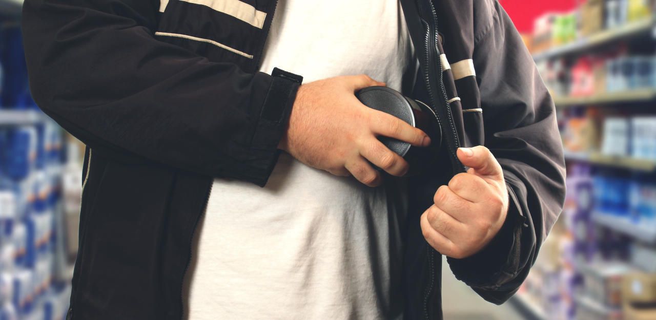 Ein Kaufhaus-Detektiv fasste einen Parfumdieb, der mit vier Düften das Weite suchen wollte.