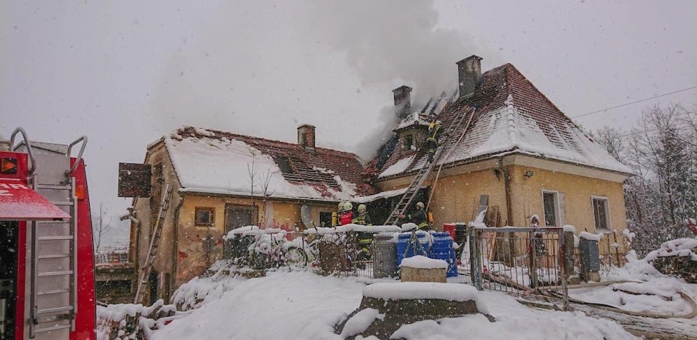 Die Feuerwehr beim Löscheinsatz.