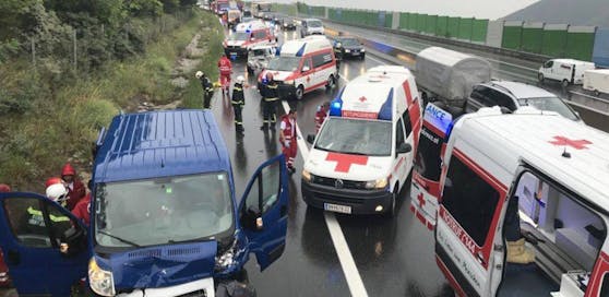 Schwerer Crash auf der A21: Feuerwehr, Polizei, vier Rettungsfahrzeuge und zwei Notarzteinsatzfahrzeuge im Einsatz.
