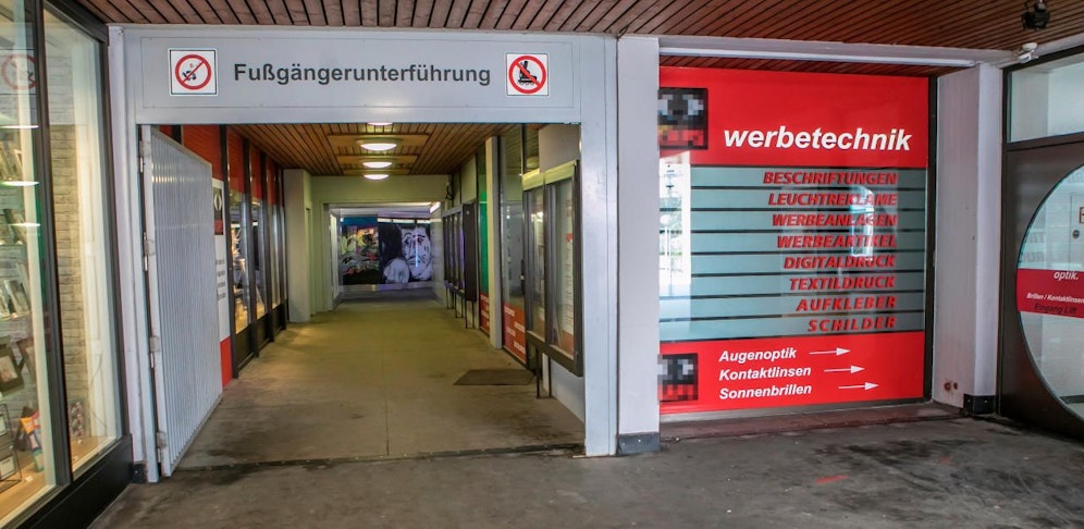 In dieser Fußgängerunterführung neben einem Augenoptik-Geschäft kam es zu der tödlichen Schlägerei.