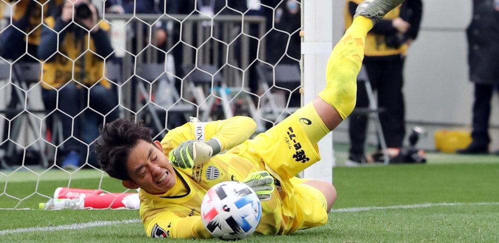 Dank Torhüter Hiroki Iikura durften der Ex-Austria-Trainer Thorsten Fink und Kobes Altstar Andres Iniesta doch noch über den Sieg im japanischen Supercup jubeln. 