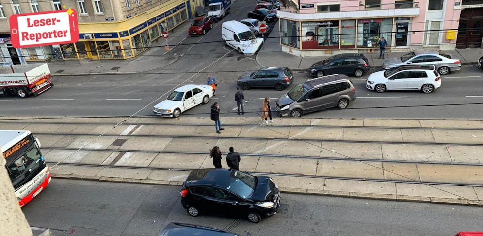Gleich drei Fahrzeuge wurden beschädigt.