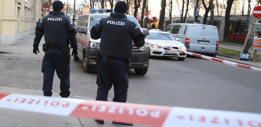 Die Polizei steht mit einem Großaufgebot im Einsatz.