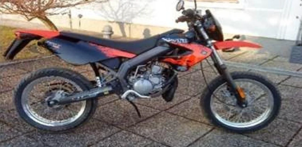 Ein Mopedlenker verursachte mit 2,16 Promille einen Unfall, bei dem er leicht verletzt wurde.