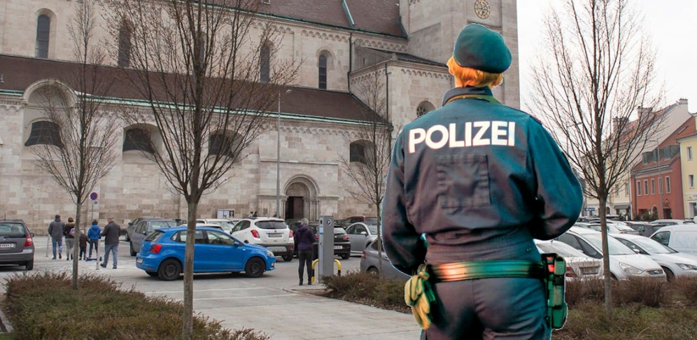 Symbolfotos von Polizistin und dem ungefähren Tatort.