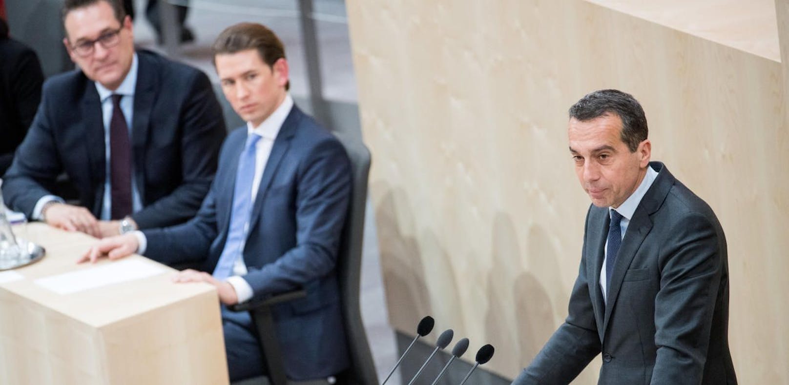 SPÖ-Klubobmann Christian Kern vor Bundeskanzler Sebastian Kurz (ÖVP) und Vizekanzler Heinz-Christian Strache (FPÖ).
