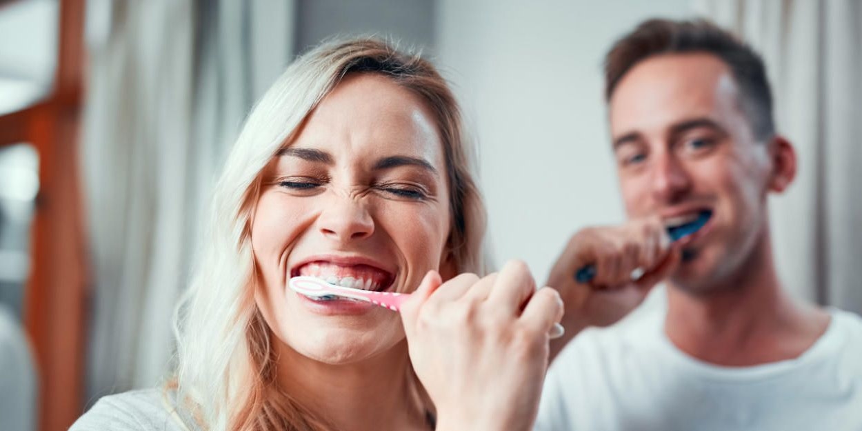 Frauen sind beim Zähneputzen gewissenhafter als Männer.