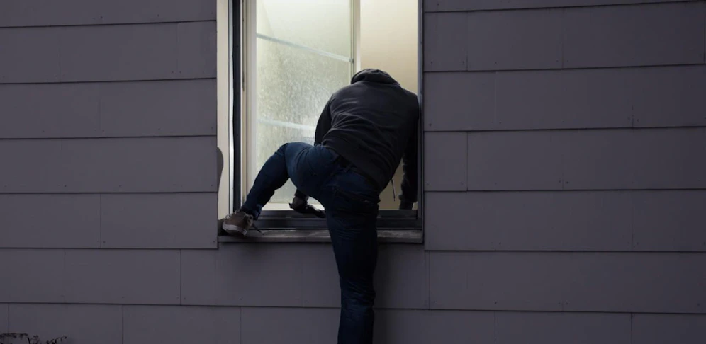 Die Männer verschafften sich über das Schlafzimmerfenster Zutritt ins Haus