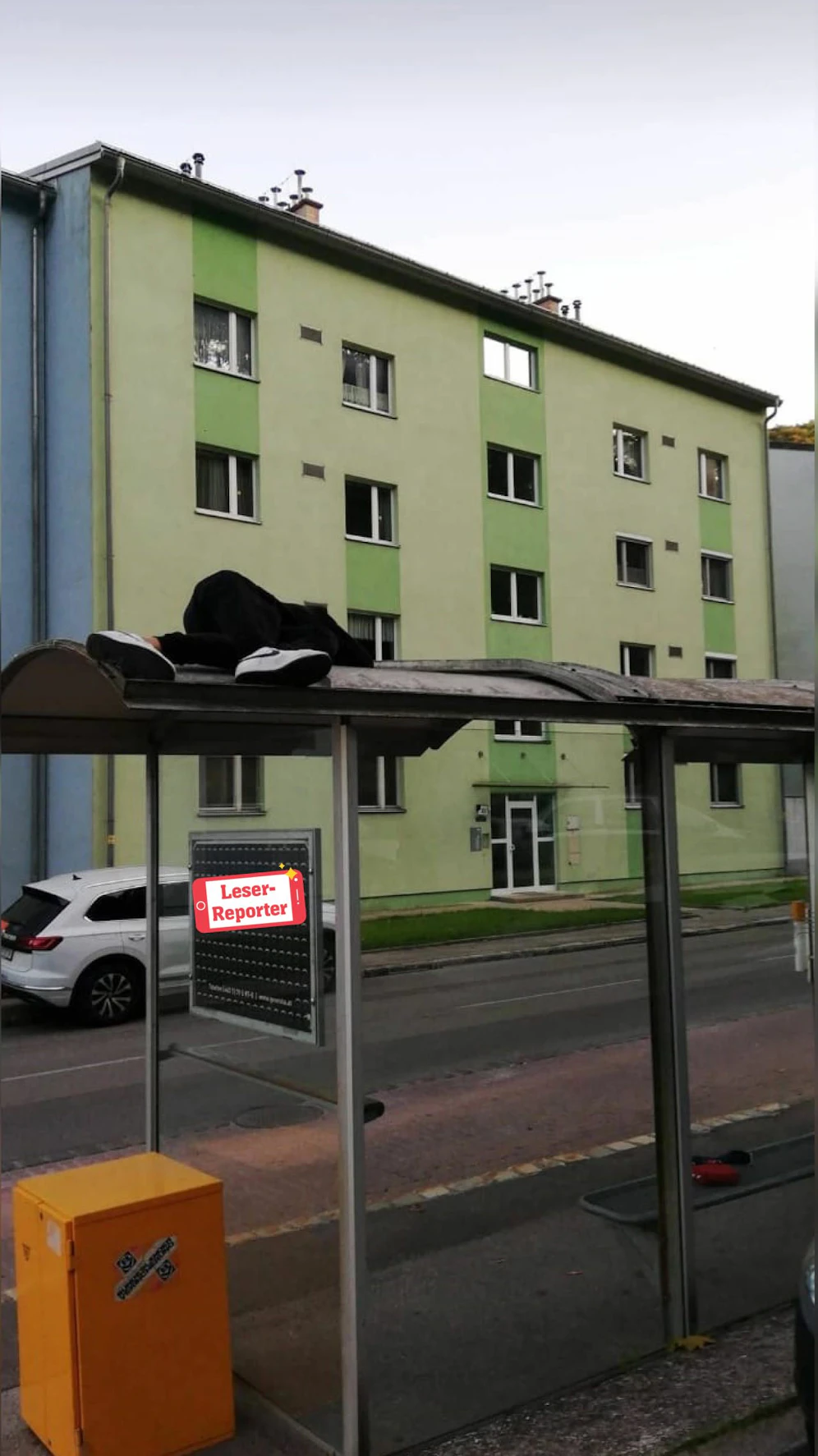 Der Mann schlief auf dem Dach einer Haltestelle ein.