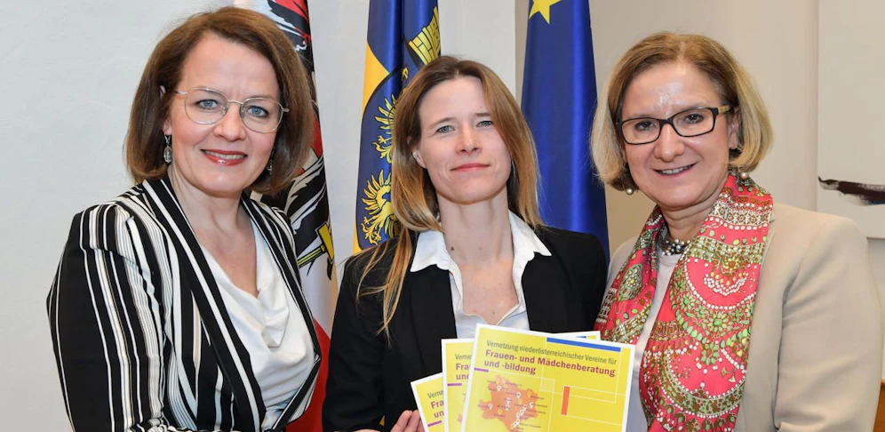 Landesrätin Christiane Teschl-Hofmeister (l.) und Landeshauptfrau Johanna Mikl-Leitner (r.) mit Elisabeth Cinatl, Geschäftsführerin des Vereins wendepunkt