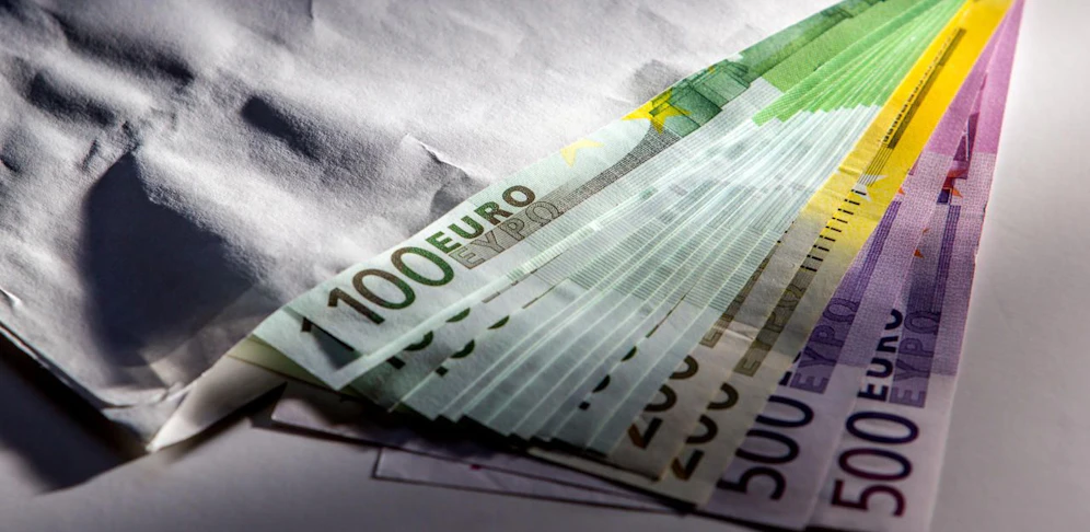Nachdem die falschen Polizisten die Wohnung verlassen hatten, fehlte ein Kuvert mit Bargeld im fünfstelligen Eurobereich (Symbolbild).