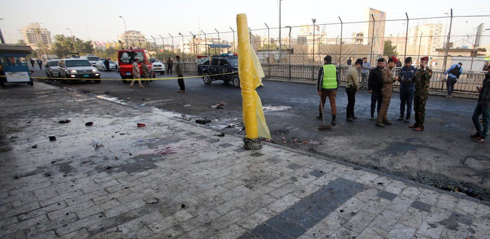 Sicherheitskräfte untersuchen den Tatort nach gleich zwei Selbstmordanschlägen in Bagdad, Irak.