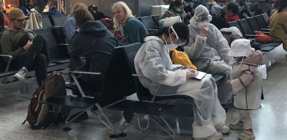 Passagiere am Flughafen London-Heathrow: nach einem Hin und Her verhängt Großbritannien eine Ausgangssperre.