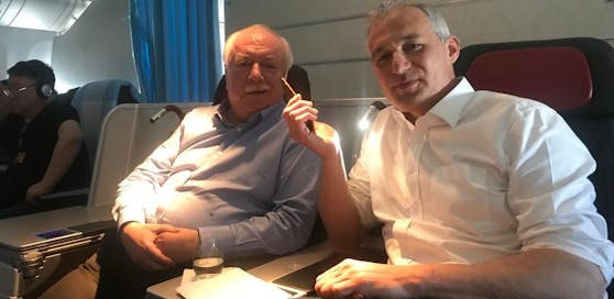Rückflug von Peking: Bürgermeister Michael Häupl beim Interview mit "Heute"-Redakteur Peter Lattinger