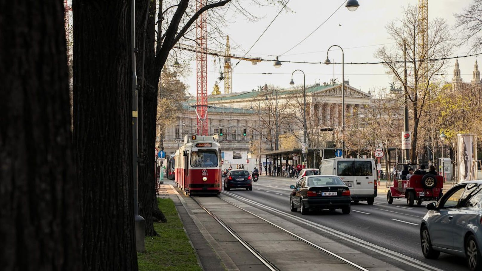 Straßenbahn, 2, Friedrich-Engels-Platz, Wiener Linien, Verkehr, Öffis, Haltestelle, Station, Ringstraße, Parlament, Wien, Stadt (Foto: Simon Grill)