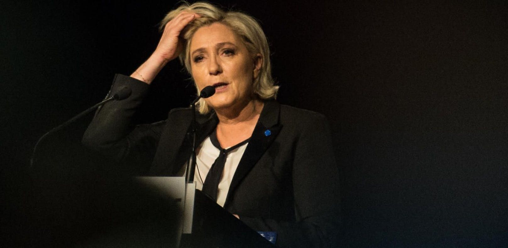 Molotow-Cocktails auf Le Pens Wahlkampfzentrale