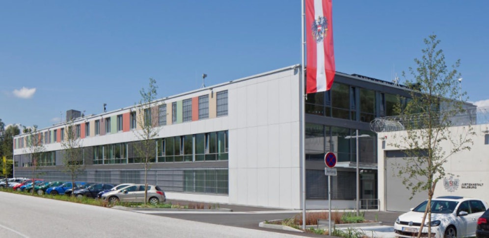 Der Mann sitzt in der Justizanstalt Puch-Urstein in Salzburg. 