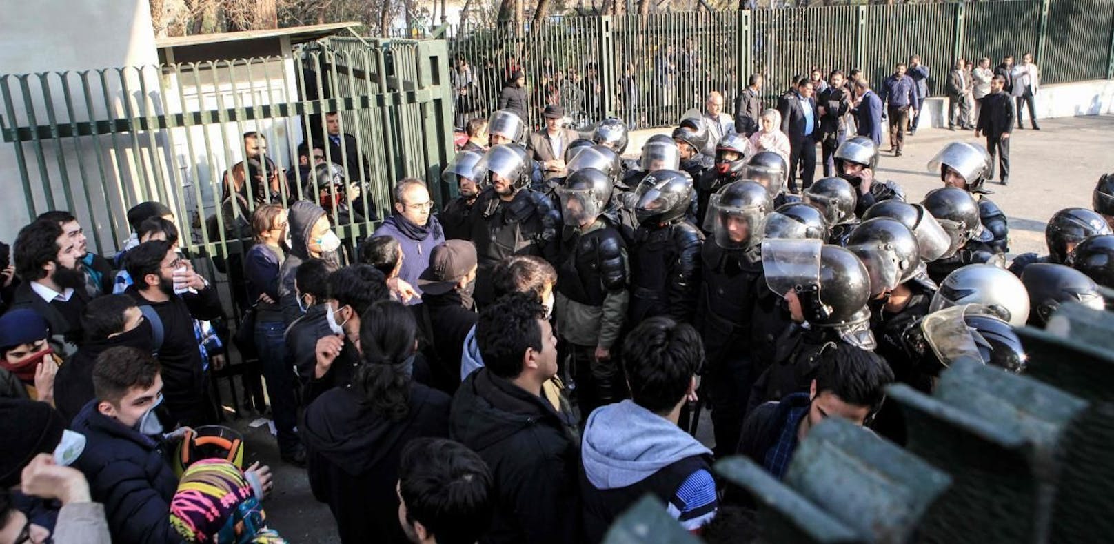 Studenten stoßen vor der Universität von Teheran mit der Polizei zusammen