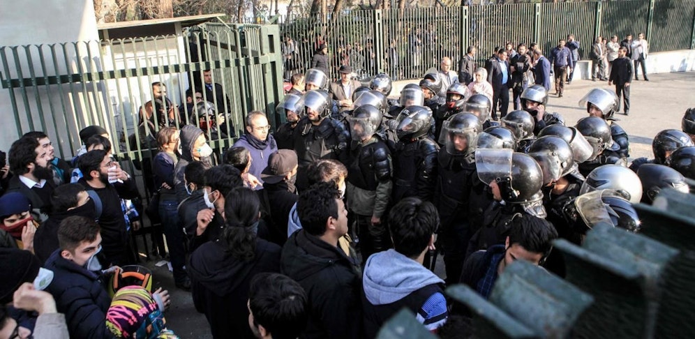 Studenten stoßen vor der Universität von Teheran mit der Polizei zusammen