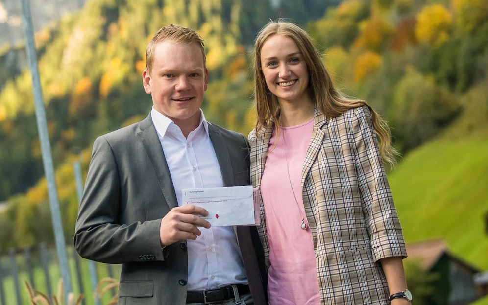 FPÖ-Spitzenkandidat Christof Bitschi mit Freundin Julia Batlogg vor der Stimmabgabe.