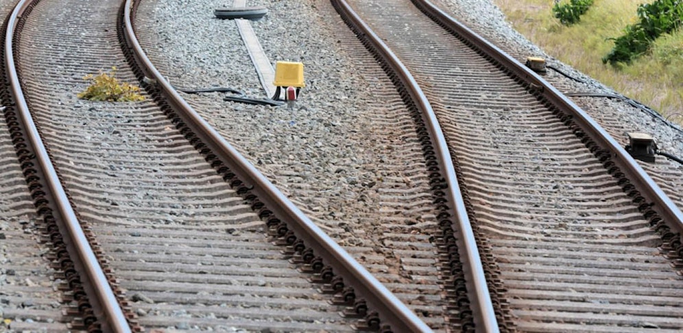 Der Schüler bemerkte den nahenden Zug nicht.