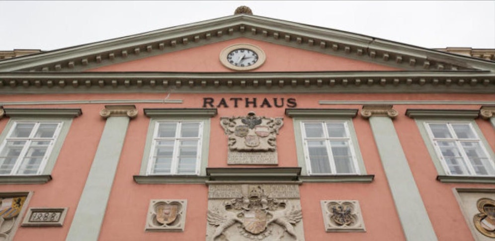 Rathaus Wr. Neustadt: Jetzt hängt auch die SP in der Liederbuch-Affäre drinnen.