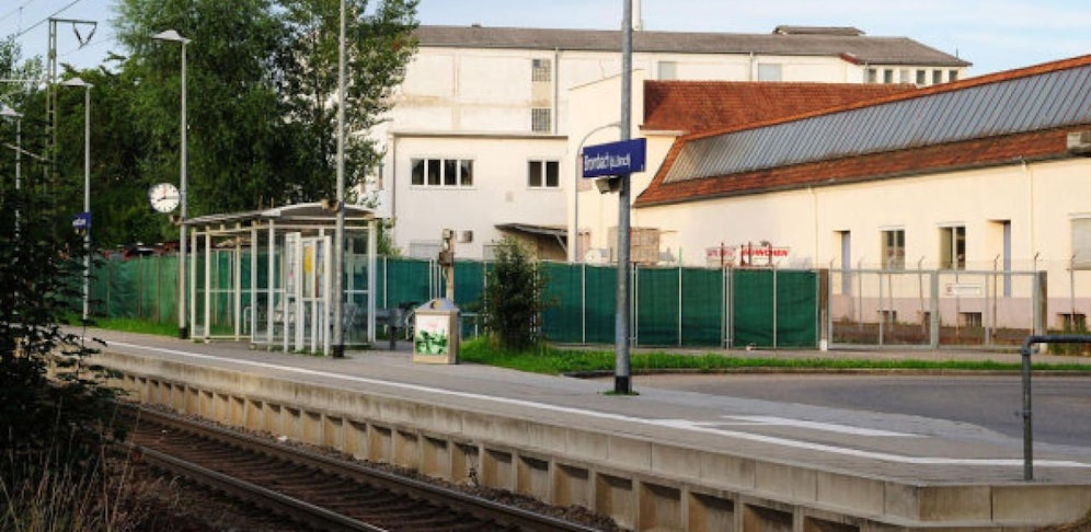 Das Mädchen wartete auf den Bus. 