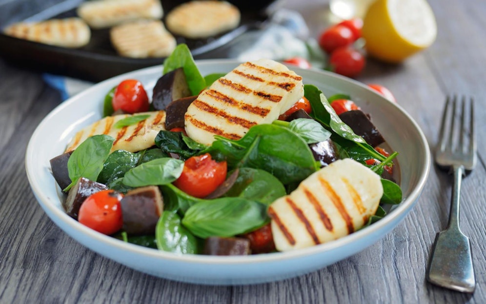 Gesunder Gemüsesalat mit gegrilltem Halloumi-Käse.