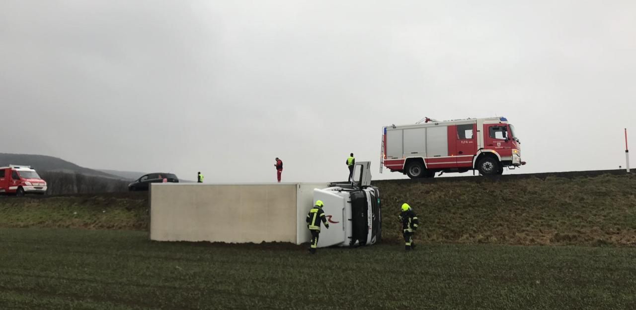 Heute.at - Lkw kippte über Böschung und stürzte um