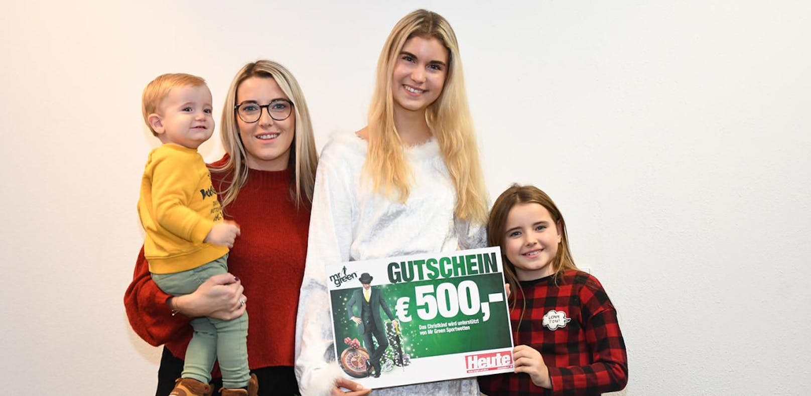 Das Christkind beschenkt Mama Vedrana, Mateo und Michelle (8). Weihnachtsbonus präsentiert von Mr Green Sportwetten.