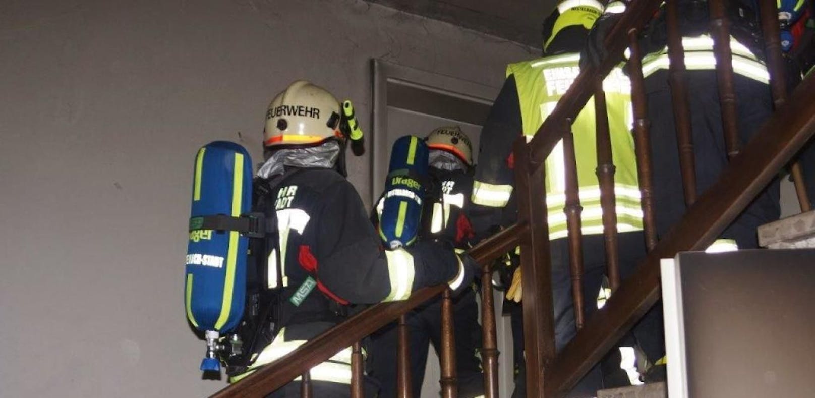 Feuerwehr mit Atemschutz im Asylheim