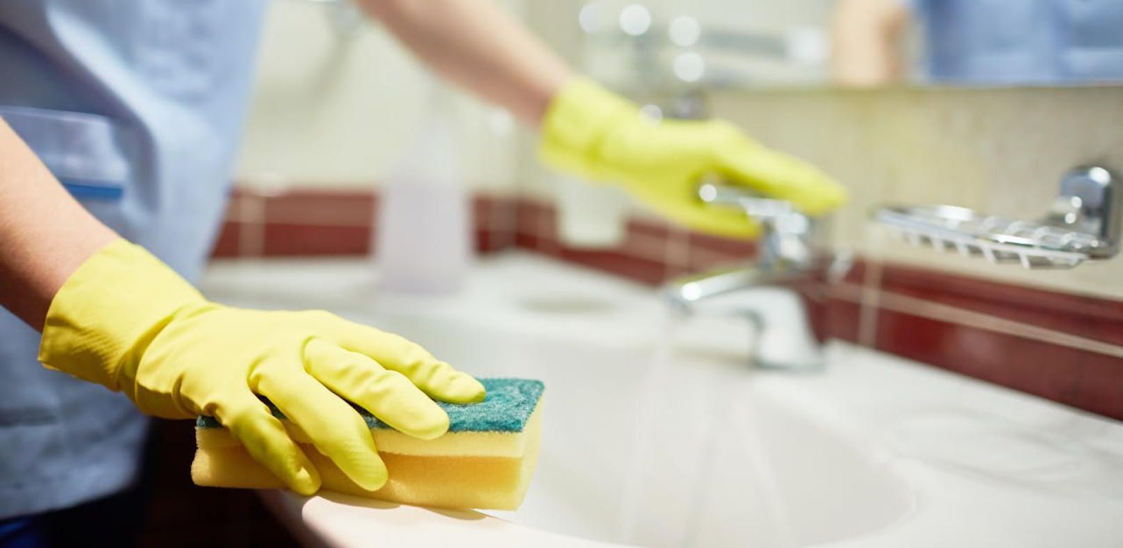 Durchschnittlich verletzen sich in NÖ 3.400 Menschen beim Putzen.