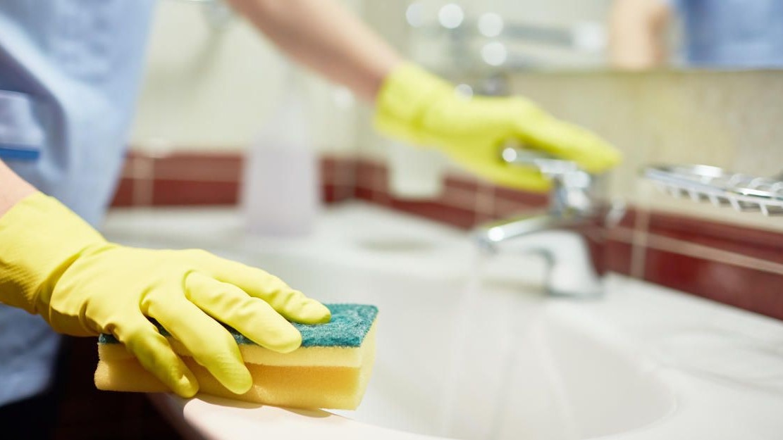 Durchschnittlich verletzen sich in NÖ 3.400 Menschen beim Putzen.