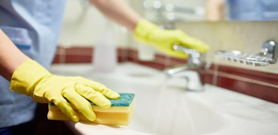 Durchschnittlich verletzen sich in NÖ 3.400 Menschen beim Putzen.