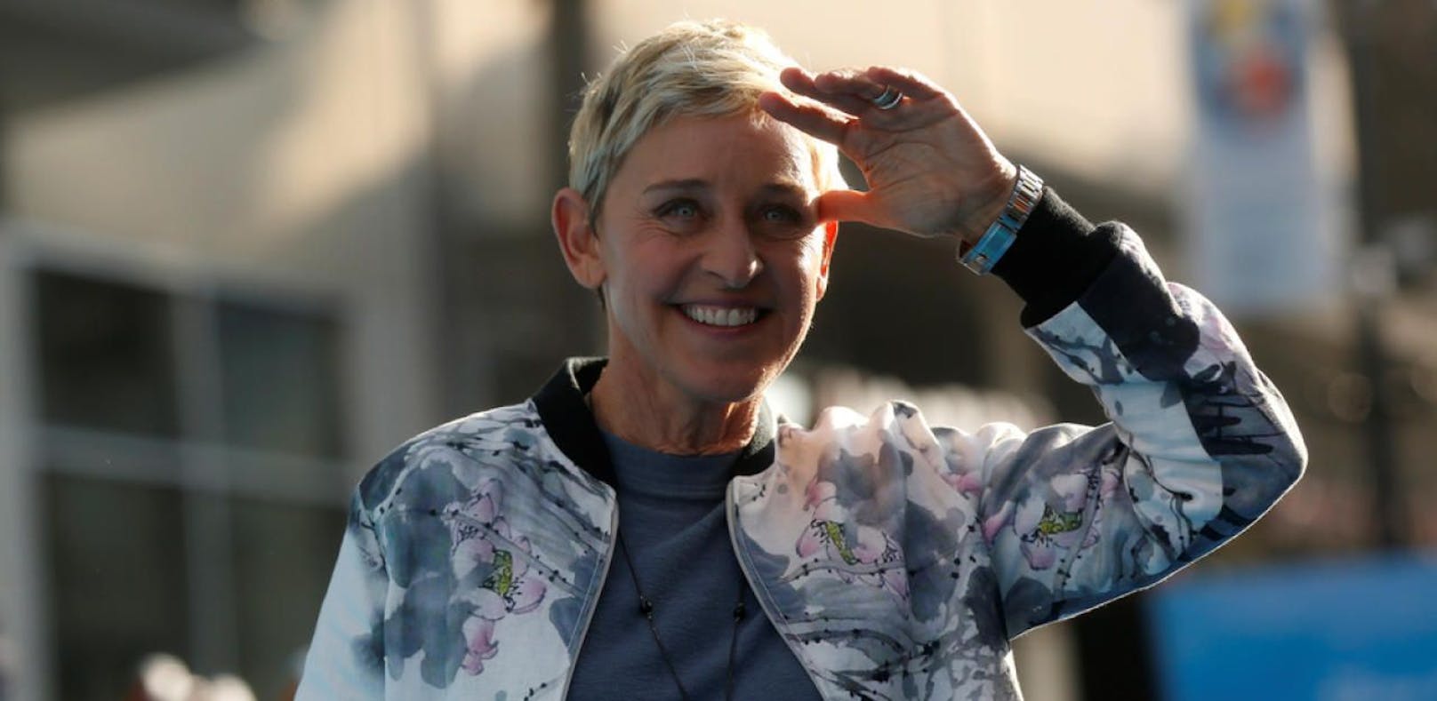 DeGeneres liebt Sneakers, Bomberjacken und Jeans