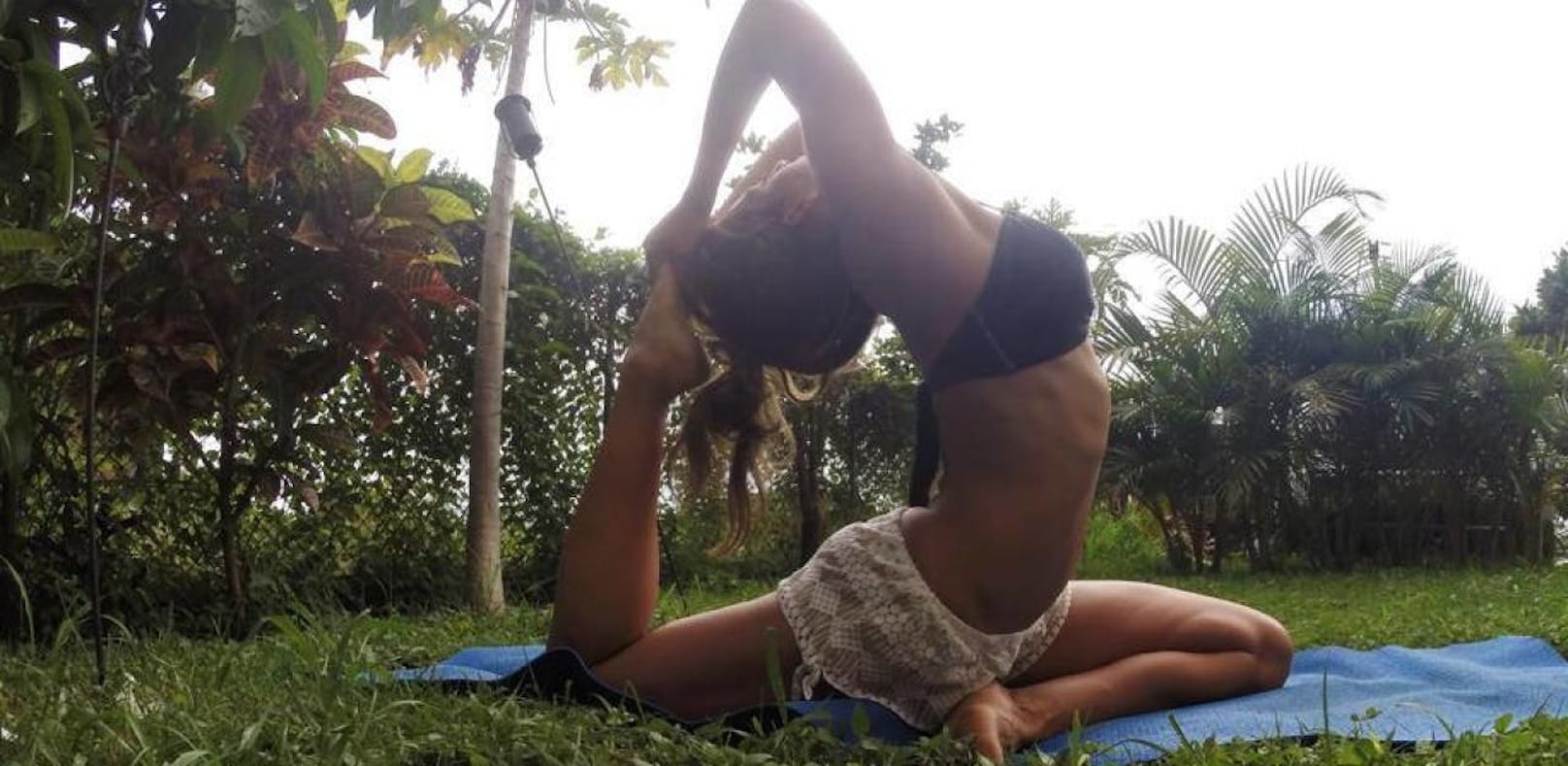 Sexy! Julia Dujmovits startet einen Yoga-Kanal