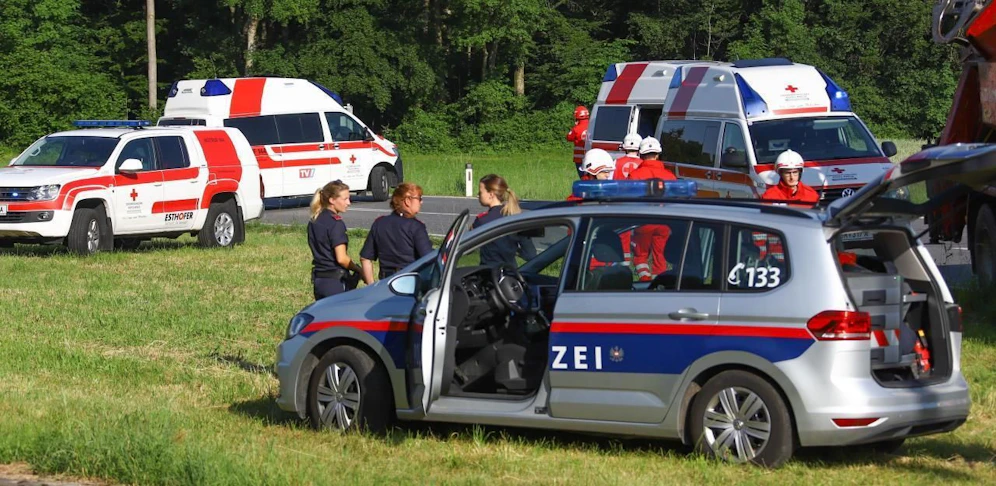 Bei dem Unfall wurden der Schulbus-Lenker und ein Kind verletzt.