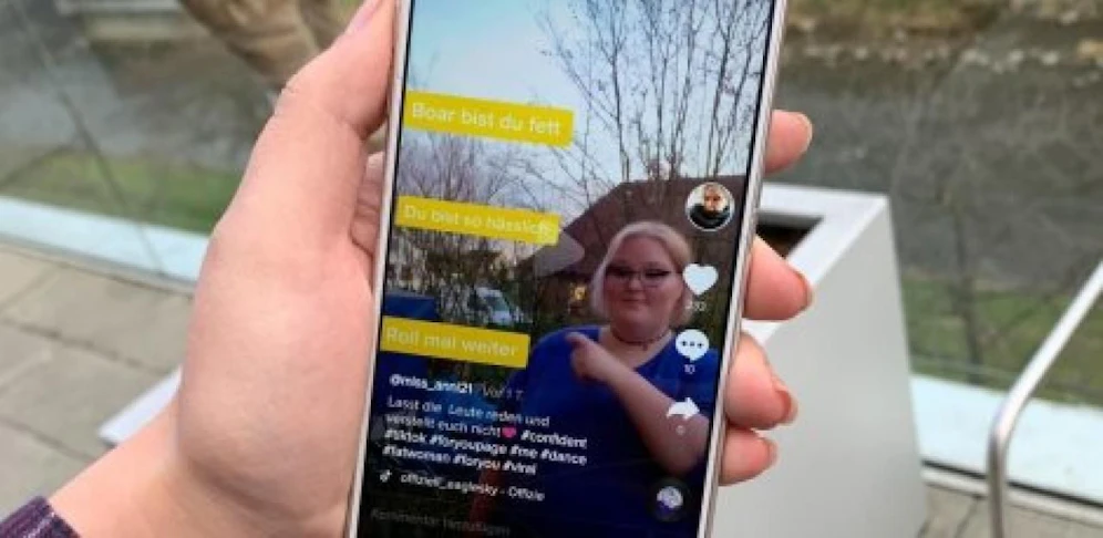 Kritik an Tiktok. Der Grund: Die App hat Moderatoren dazu angewiesen, Videos von Menschen mit Beeinträchtigung, dicken Menschen und Nutzern aus der LGBTQ-Szene in ihrer Reichweite einzuschränken. 
