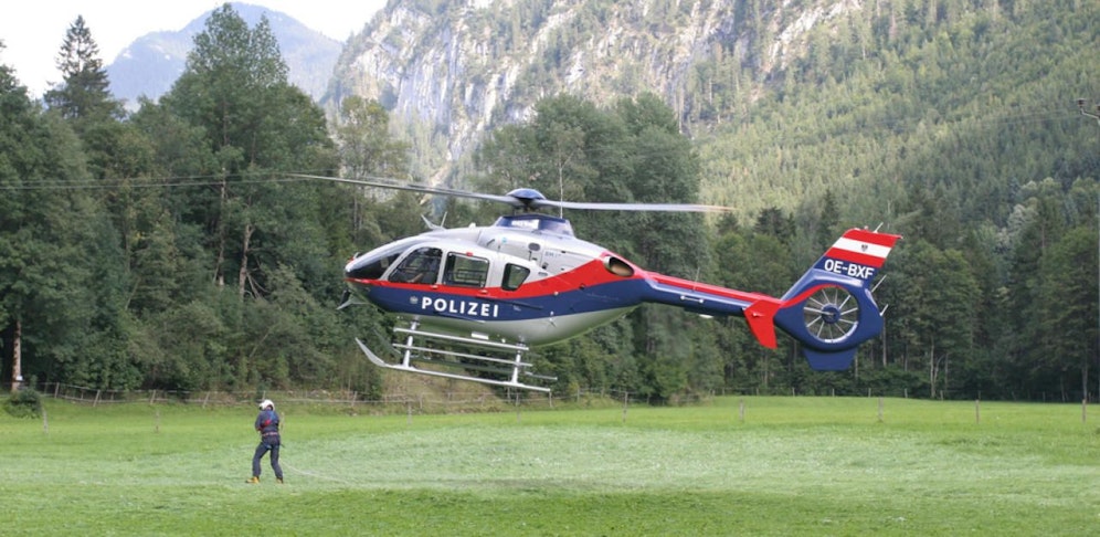 An der Suche ist auch ein Polizeihubschrauber beteiligt. Symbolbild. 