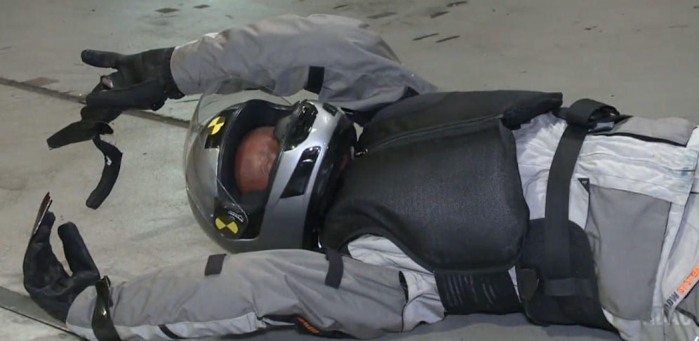 Bei einem Crashtest konnte die Sicherheit der Airbag Westen getestet werden.