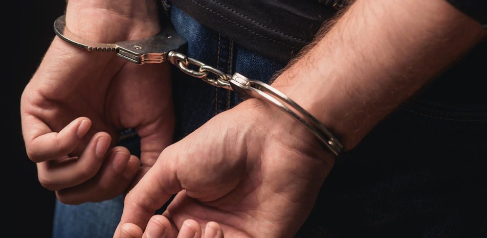 Der 16-Jährige wehrte sich selbst mit Fuß- und Handfesseln.