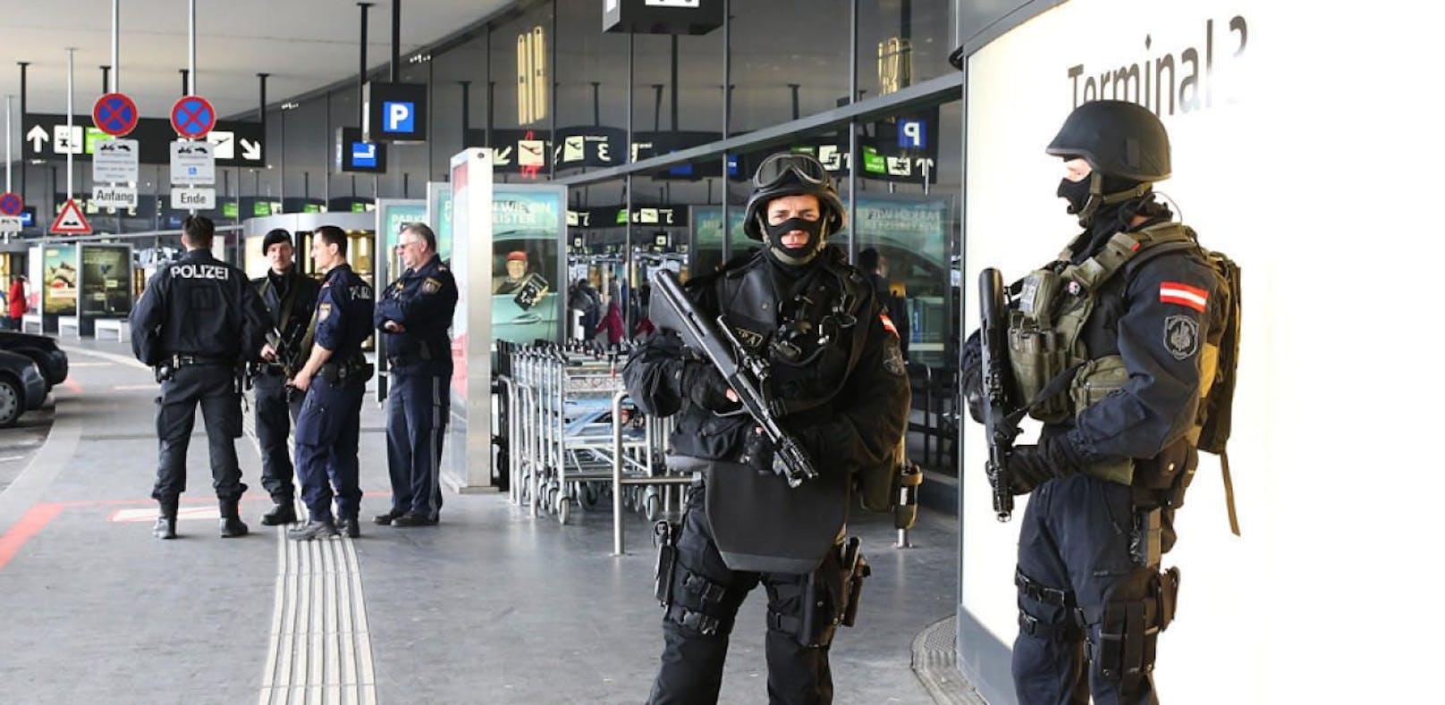 Symbolfoto der Polizei am Flughafen.